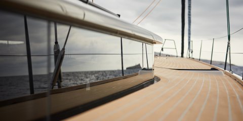 Y7 Carbon Yacht with vertical windows