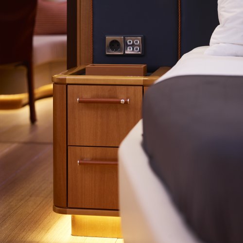 YC/Tripp 90 Master cabin detail