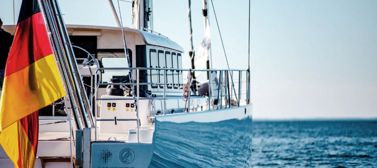 YYacht-Custum-Carbon-Yacht